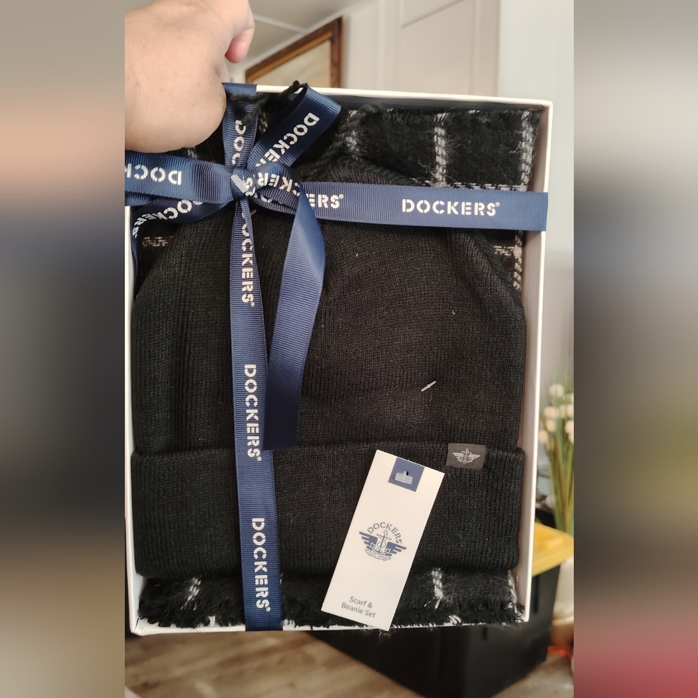 Dockers Black Beanie and Scarf Gift Set